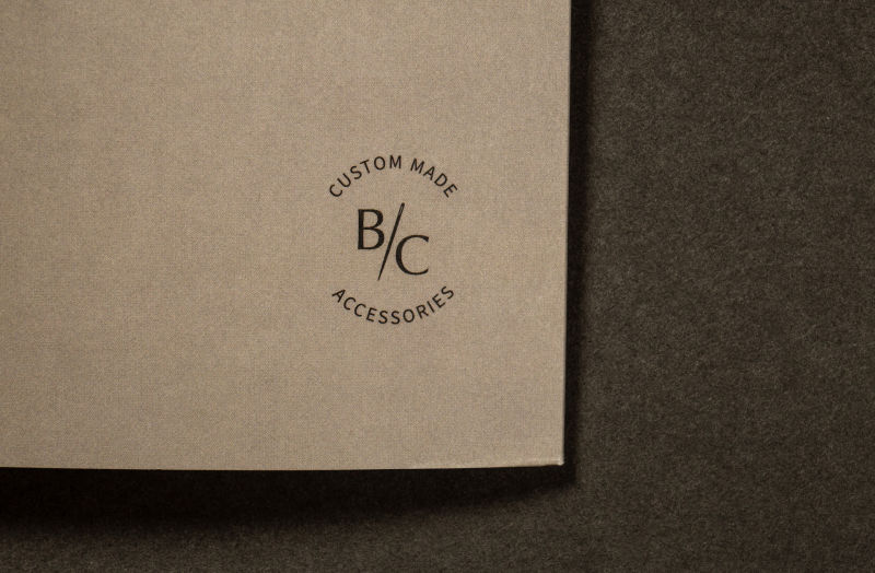Custom Made Accessories – Das Brand-Icon verdeutlicht den individuellen Produktionsprozess.