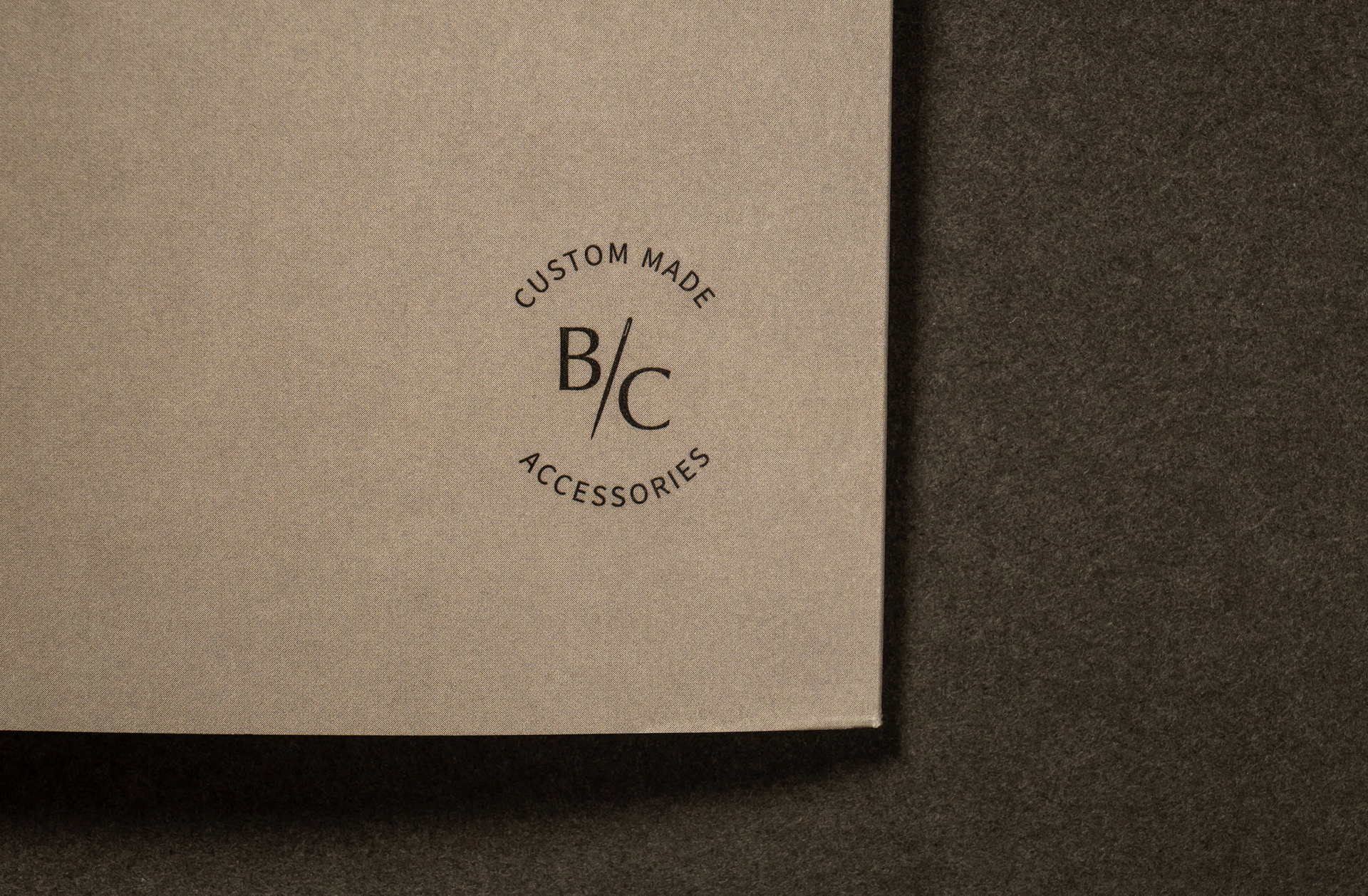 Custom Made Accessories – Das Brand-Icon verdeutlicht den individuellen Produktionsprozess.