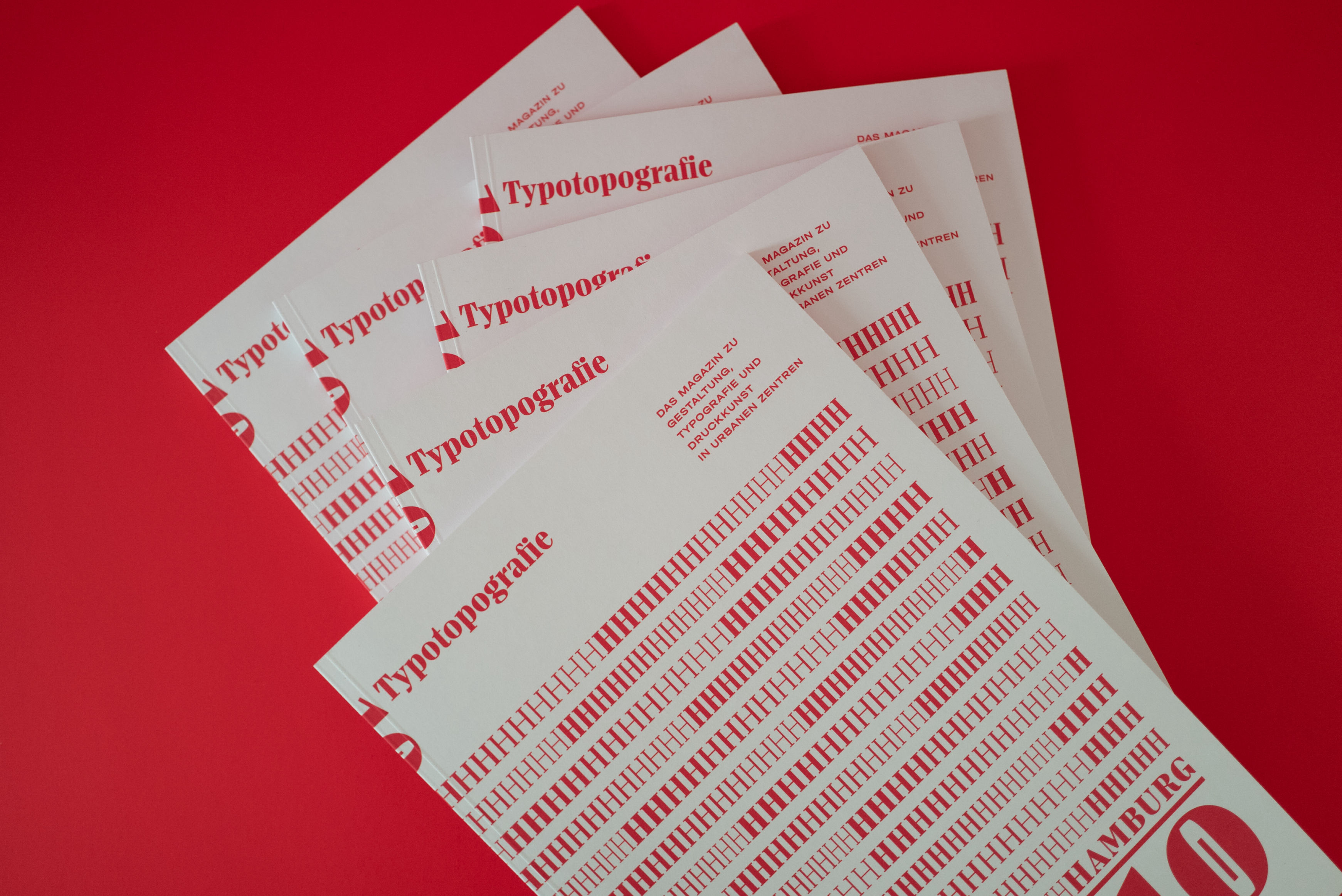 Das »Typotopografie Magazin, Hamburg Edition« wurde in den TypeMates-Schriften »Halvar« und »Bridge Head & Text« von Designer Manuel Kreuzer umgesetzt.